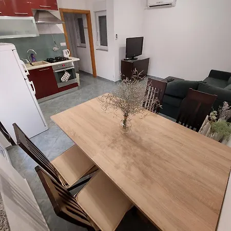 Tina Apartment Kolan