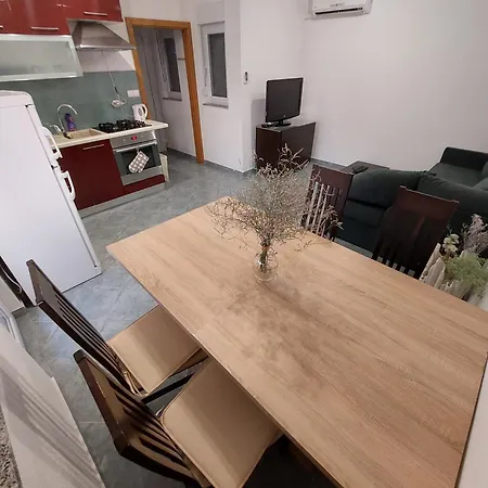 Tina Apartment Kolan